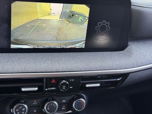 Used 2025 Nissan Kicks SV AWD/4WD image 9
