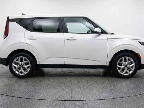 Used 2025 Kia Soul LX w/ LX Technology Package FWD image 11