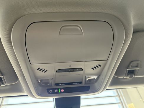 Used 2020 Chevrolet Equinox Premier image 19