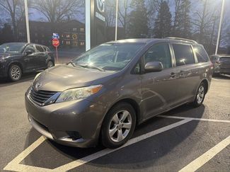 Used 2014 Toyota Sienna LE video 3