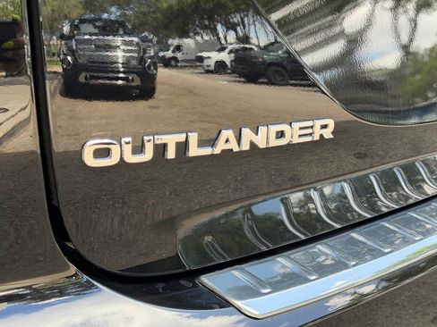 Used 2025 Mitsubishi Outlander SE FWD image 17