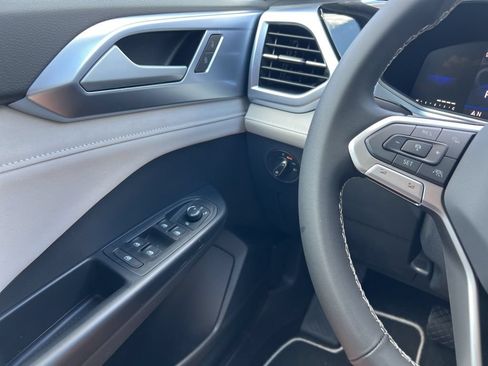 New 2026 Volkswagen Taos SE FWD image 18
