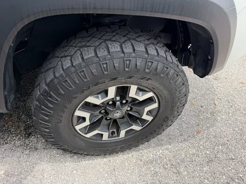 Used 2022 Toyota Tacoma TRD Off-Road w/ Technology Package AWD/4WD image 15