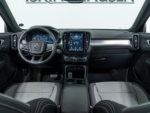 Certified 2025 Volvo XC40 B5 Core image 15