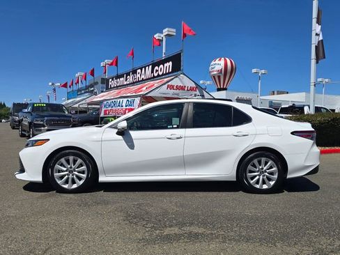 Used 2018 Toyota Camry LE FWD image 8
