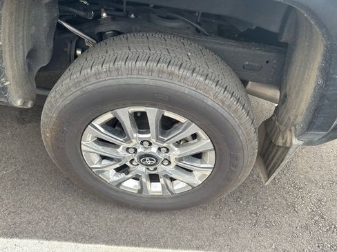 Used 2024 Toyota Tacoma Limited w/ Limited Package (LT) AWD/4WD image 5