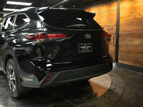 Used 2024 Toyota Highlander XLE AWD/4WD image 6