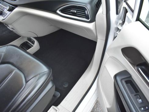 Used 2020 Chrysler Voyager Lxi image 14