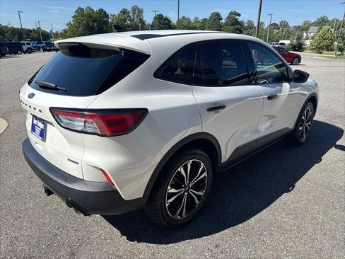 Used 2022 Ford Escape SE w/ SE Sport Appearance Package AWD/4WD image 4