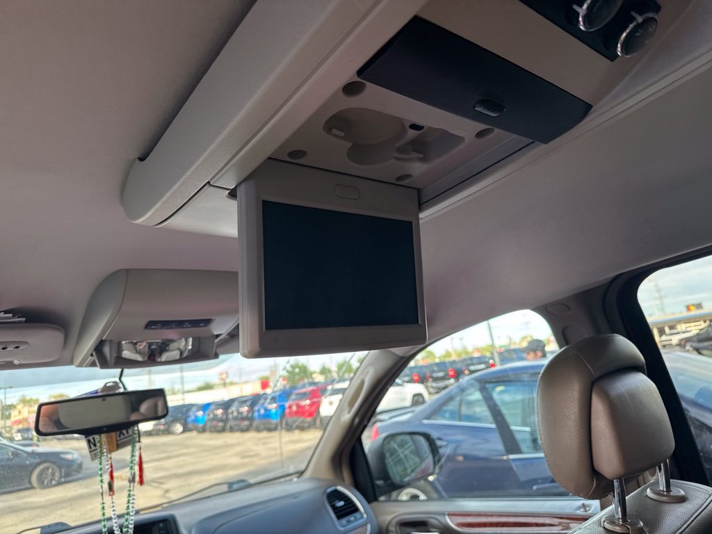 Used 2014 Chrysler Town & Country Touring-L FWD image 6