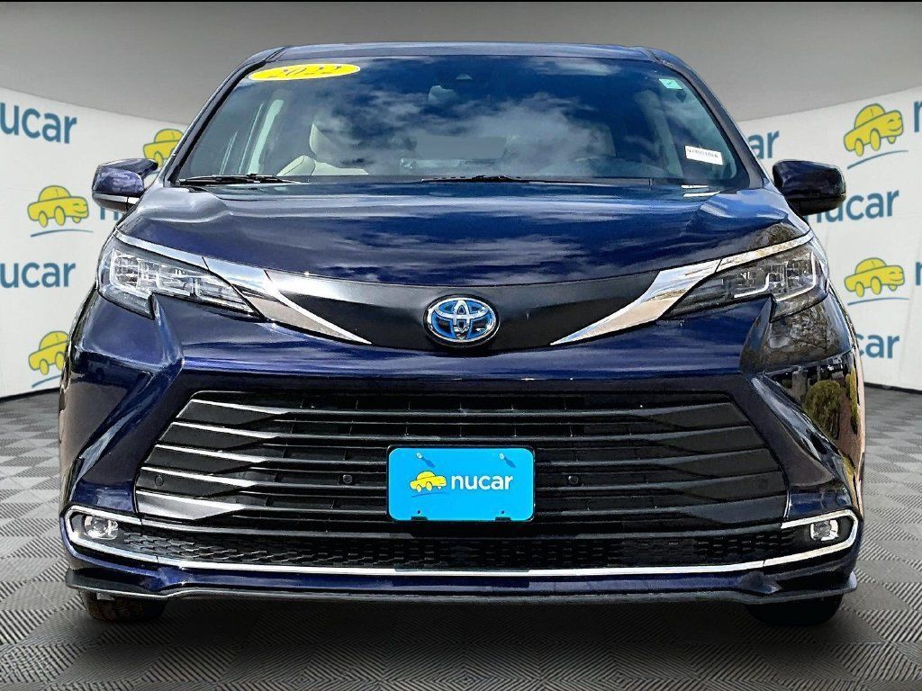 Used 2022 Toyota Sienna XLE w/ XLE Plus Package AWD/4WD image 2