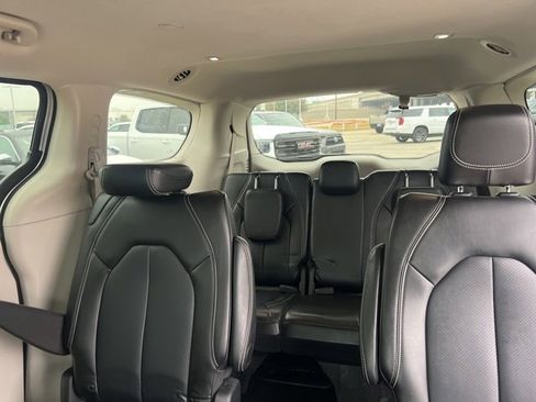 Used 2024 Chrysler Pacifica Touring-L image 7