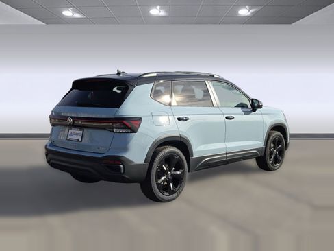 New 2026 Volkswagen Taos SE image 8