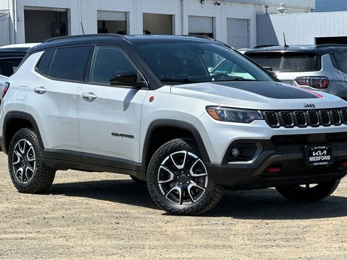 Used 2025 Jeep Compass Trailhawk AWD/4WD image 2