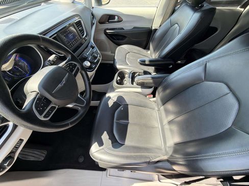 Used 2021 Chrysler Voyager Lxi FWD image 5