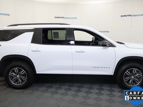 Used 2025 Chevrolet Traverse LT image 4