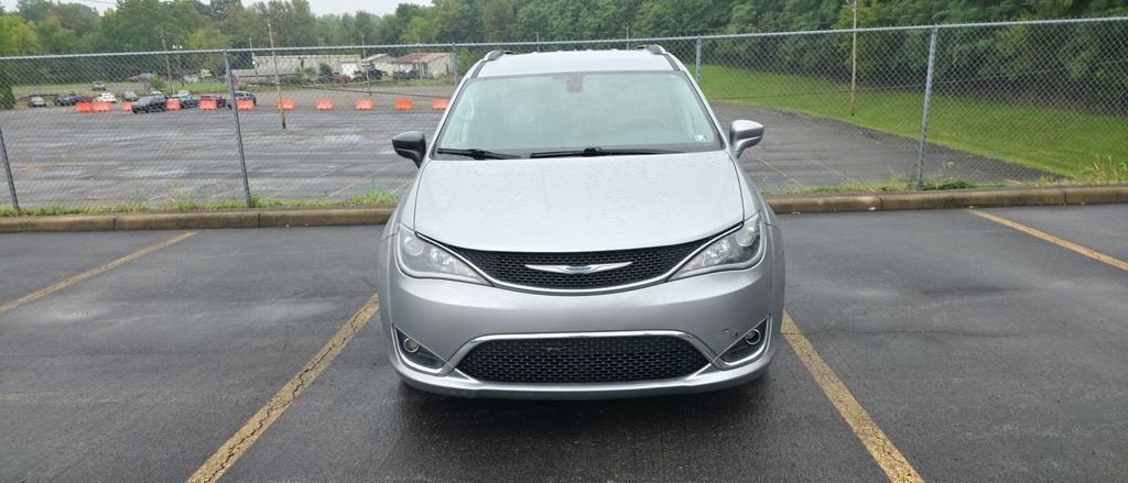 Used 2018 Chrysler Pacifica Touring-L FWD image 1