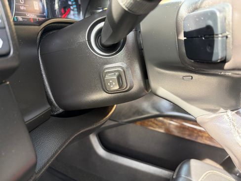 Used 2017 Chevrolet Suburban LT image 19