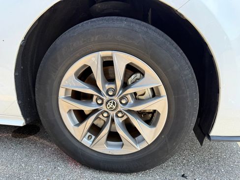 Used 2025 Toyota Sienna LE FWD image 9