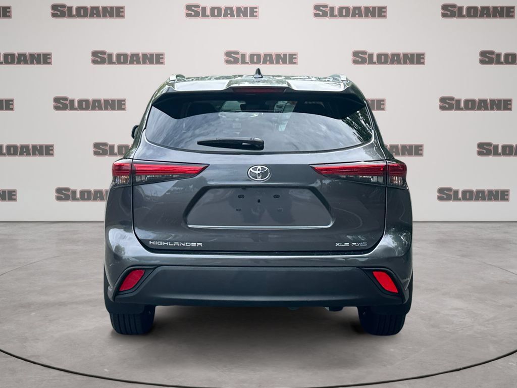 Used 2023 Toyota Highlander XLE AWD/4WD image 4