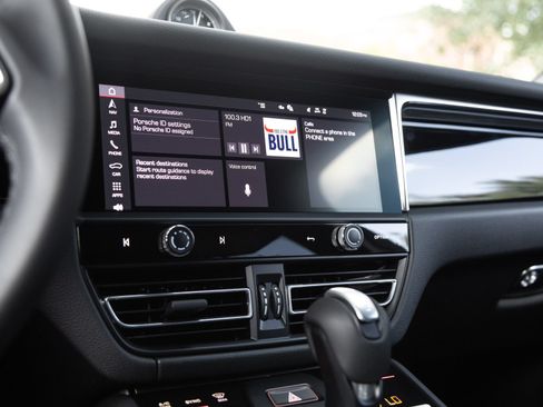 Certified 2026 Porsche Macan AWD/4WD image 24