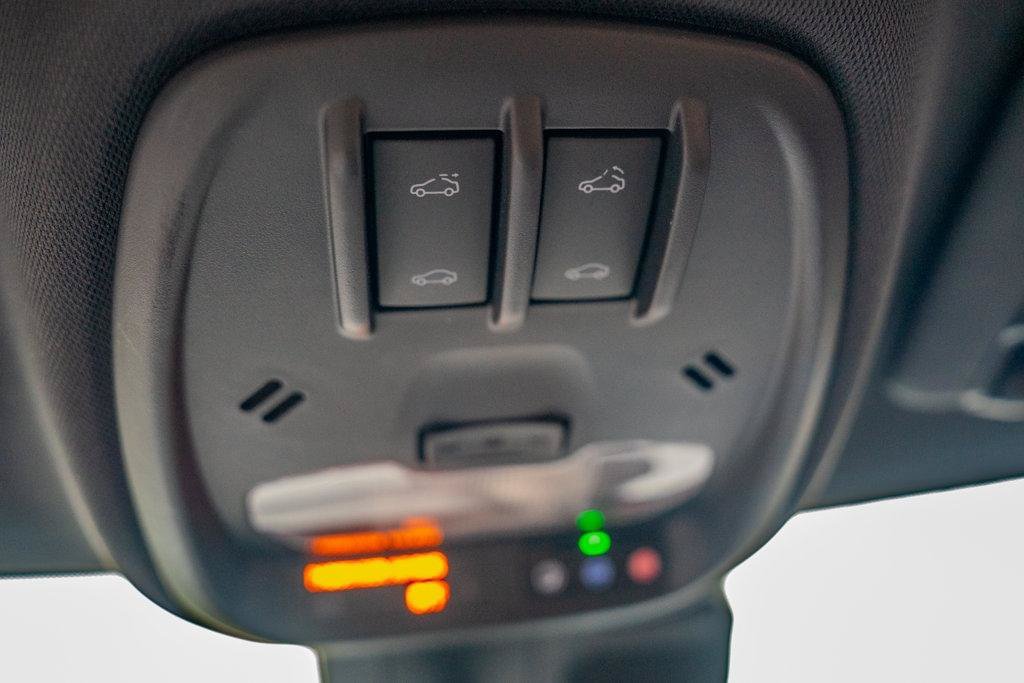 Used 2025 Chevrolet Trax RS w/ Sunroof Package FWD image 35