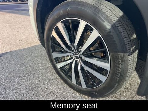 Used 2025 Nissan Pathfinder Platinum image 11