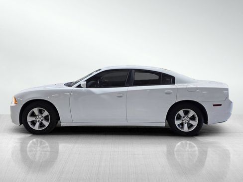 Used 2011 Dodge Charger SE RWD image 2