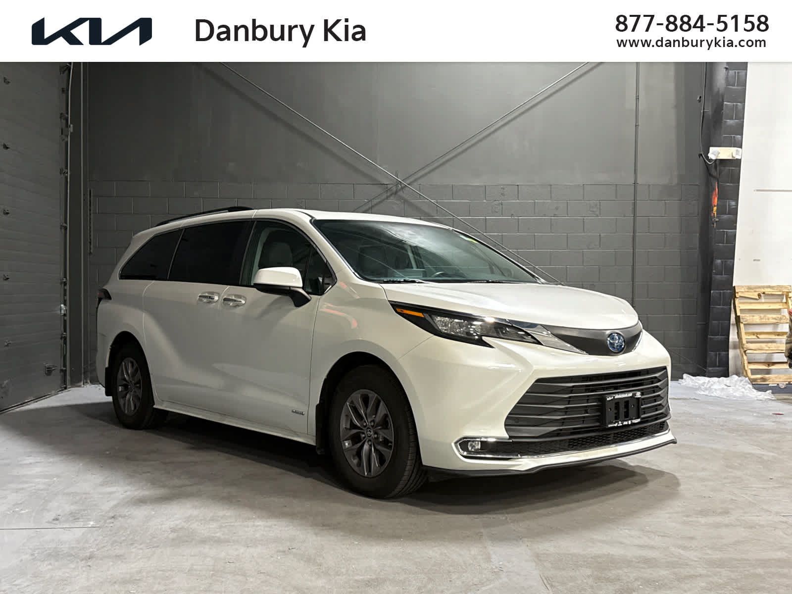 Used 2021 Toyota Sienna XLE w/ XLE Plus Package AWD/4WD image 1