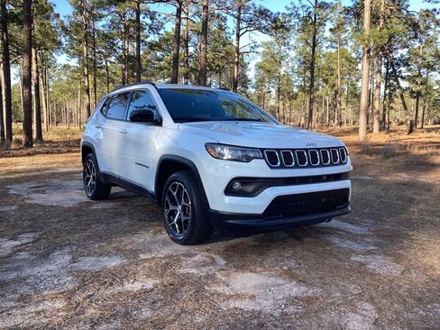 Used 2024 Jeep Compass Latitude image 7