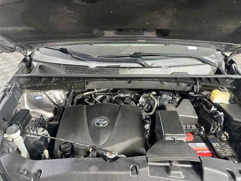 Used 2018 Toyota Highlander SE FWD image 37