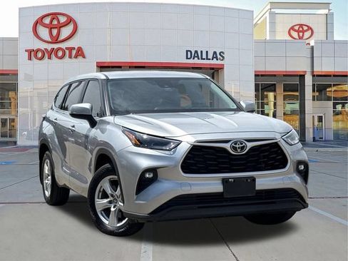 Used 2023 Toyota Highlander LE FWD image 1