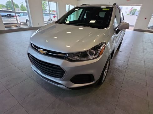 Used 2022 Chevrolet Trax LT w/ LT Convenience Package AWD/4WD image 2