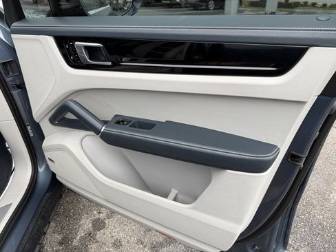 Used 2019 Porsche Cayenne S image 23