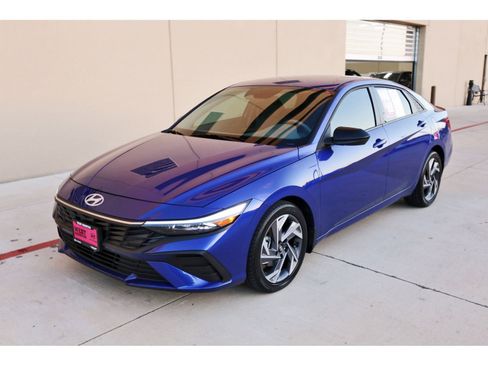 Certified 2025 Hyundai Elantra Sport image 4