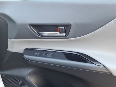 Certified 2023 Toyota Venza LE image 7