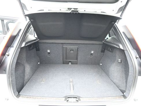 Used 2025 Volvo XC40 B5 Plus image 14