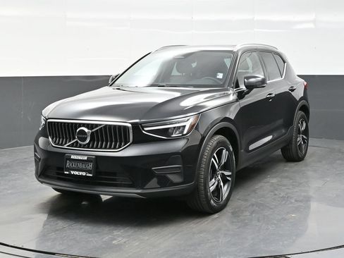 Used 2025 Volvo XC40 B5 Core AWD/4WD image 2