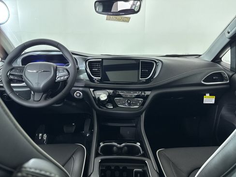 New 2026 Chrysler Pacifica Limited w/ S Appearance Package image 4