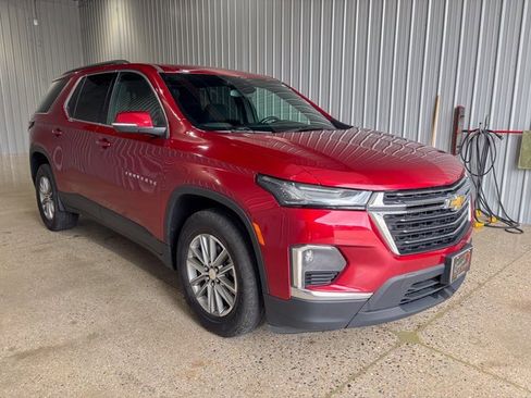 Used 2023 Chevrolet Traverse LT image 2