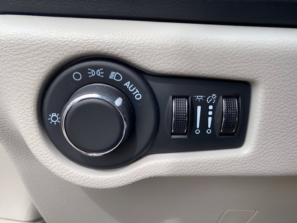 Used 2023 Chrysler Voyager LX FWD image 20