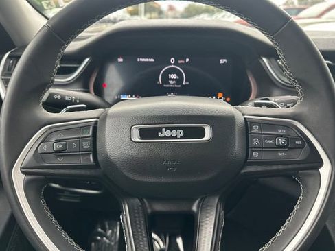 Used 2023 Jeep Grand Cherokee L Laredo image 27