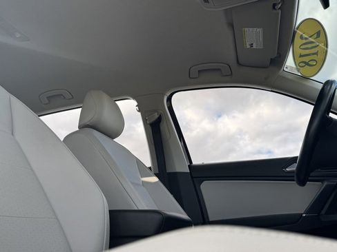 Used 2018 Volkswagen Tiguan SE image 32