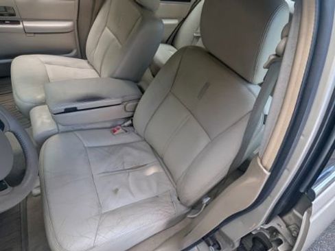 Used 2011 Lincoln Town Car Signature Limited image 14