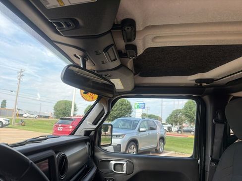 Used 2018 Jeep Wrangler Unlimited Sport S AWD/4WD image 28