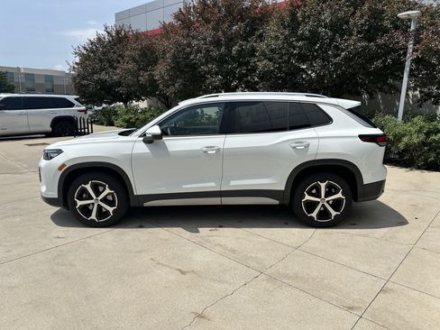 Used 2025 Volkswagen Tiguan SE AWD/4WD image 9