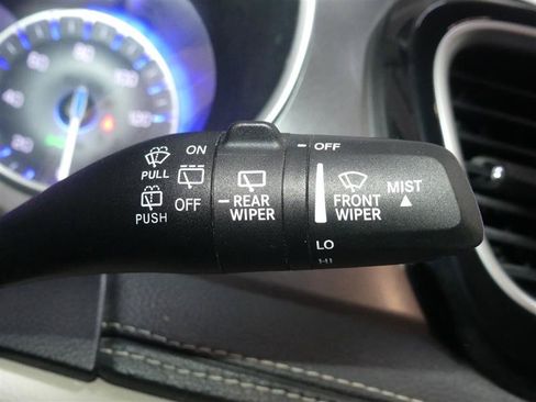 Used 2023 Chrysler Pacifica Touring-L FWD image 35