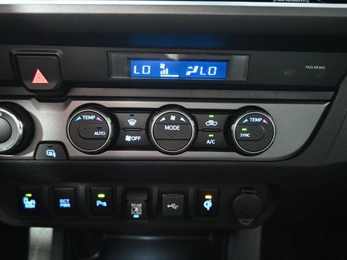 Used 2022 Toyota Tacoma TRD Off-Road w/ Technology Package AWD/4WD image 30