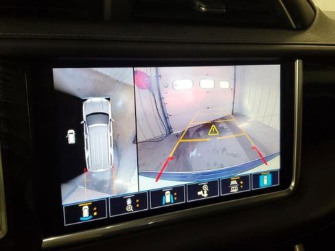 Used 2021 GMC Yukon Denali w/ Denali Premium Package image 30