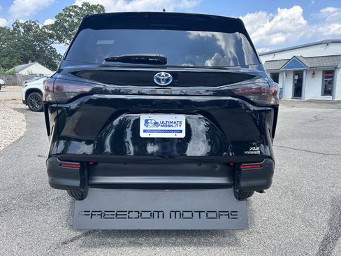 Used 2023 Toyota Sienna XLE FWD image 11